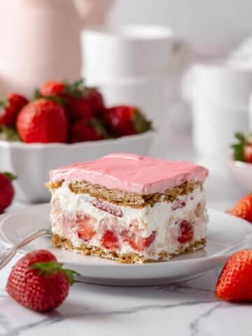 Strawberries and Cream Eclair Cake Recipe